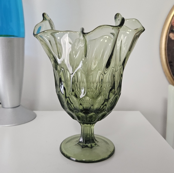 Fenton Colonial Green Glass Handkerchief Vase - Picture 1 of 8